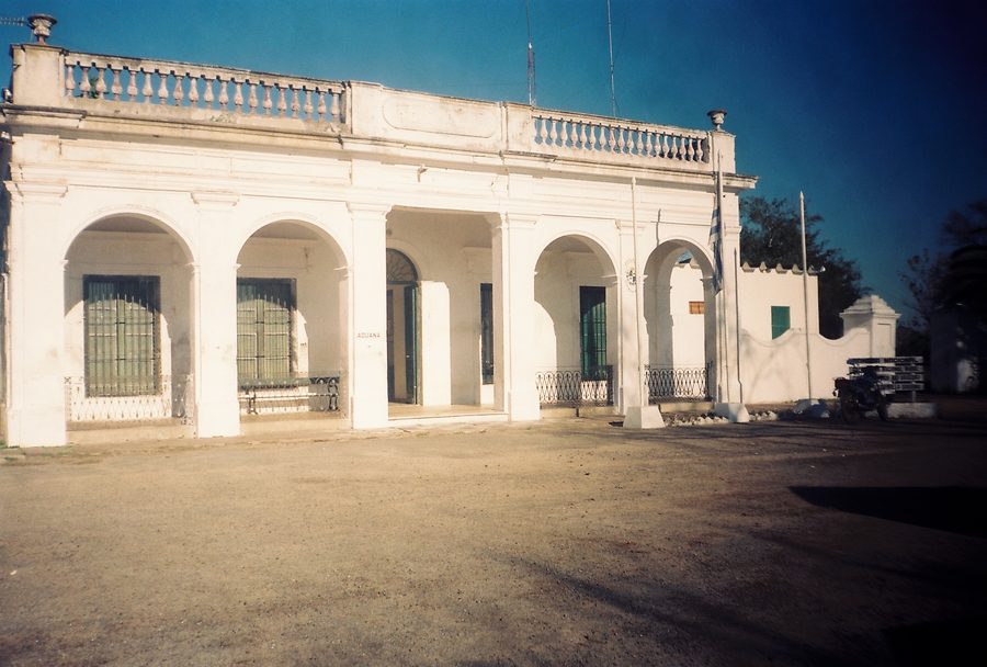 Historisches Gebäude der Estación Fluvial in Villa Soriano am Río Negro