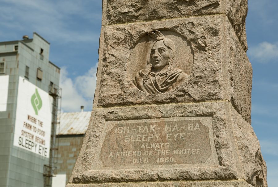Памятник Ish-tak-ha-ba в Sleepy Eye, Minnesota