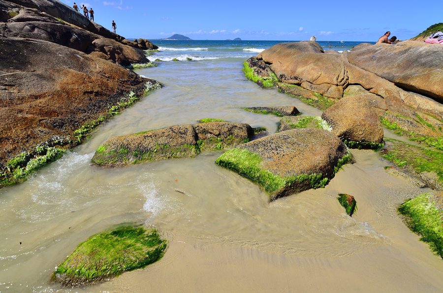 Küstenlandschaft von Florianópolis im brasilianischen Bundesstaat Santa Catarina