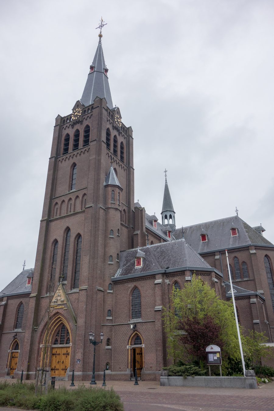 Обзор экстерьера церкви Sint-Jan-de-Doperkerk в Норд-Схарвауде