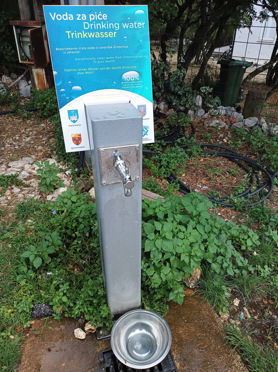 File:Trinkwasser (Jadranovo).jpg