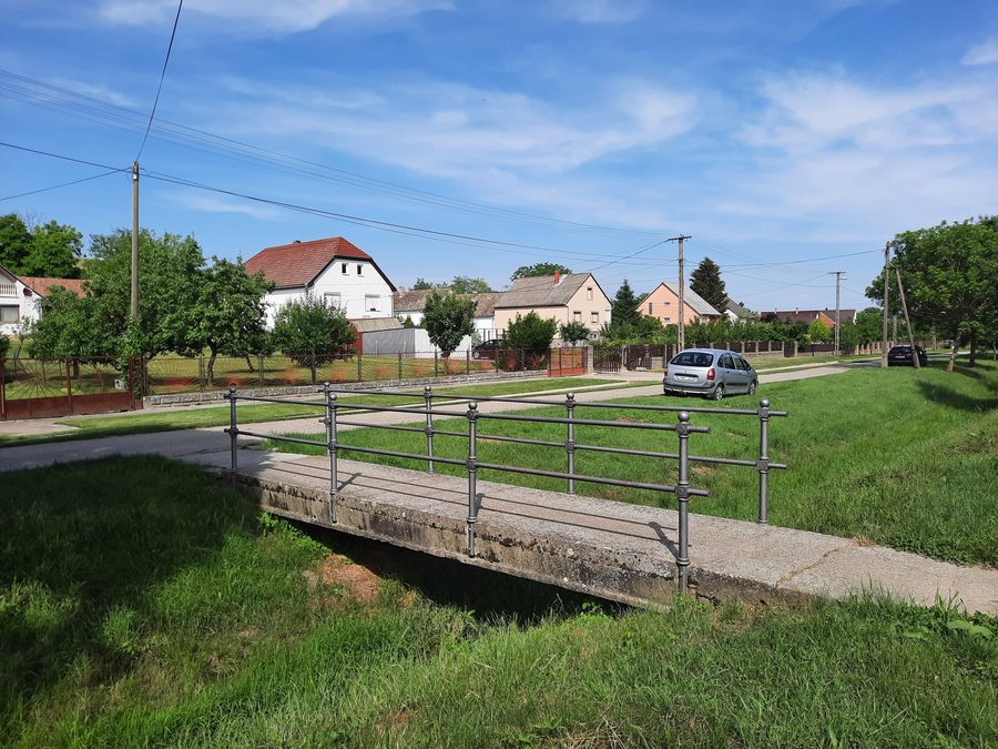 Улица Дьёзё Дьёрдя в Шомбэреке в 2022 году