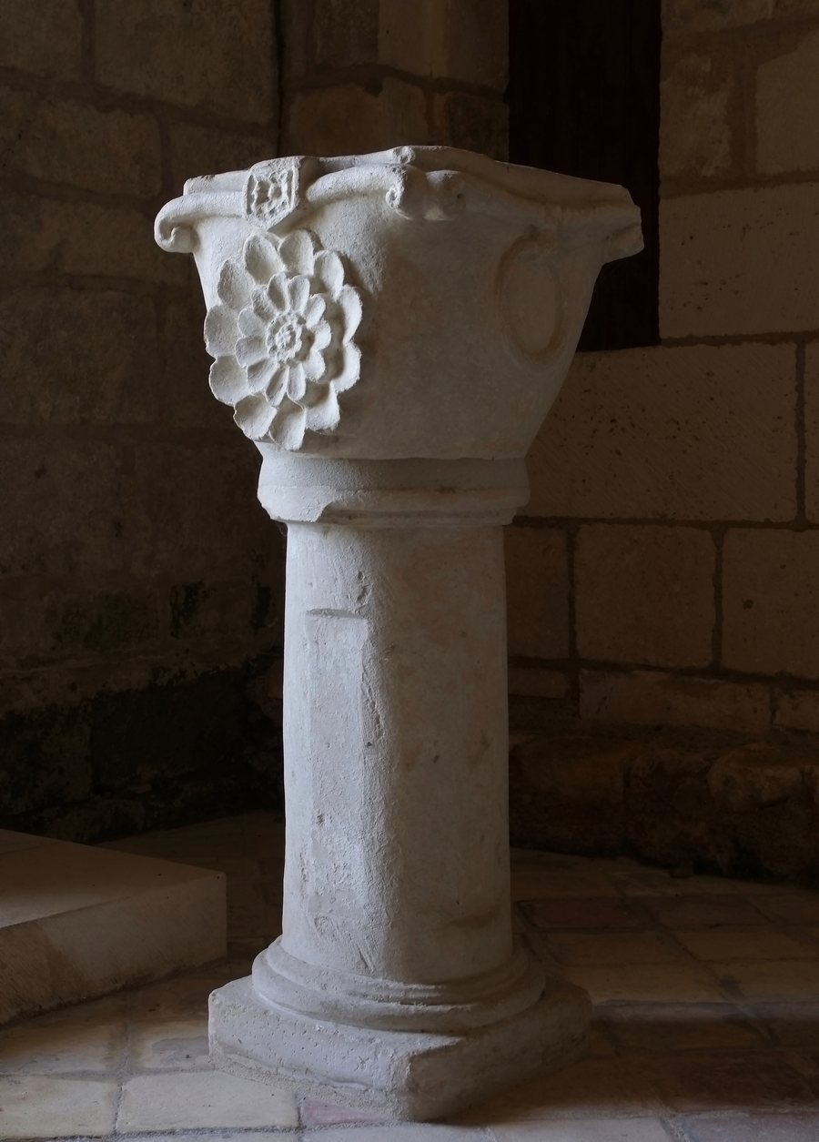 File:Dirac, Charente, France, St.Martial, Bénitier 2012.jpg
