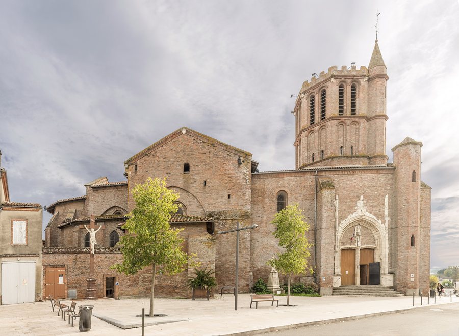 File:Castelsarrasin - Eglise Saint-Sauveur - Vue de la Place de la Raison.jpg
