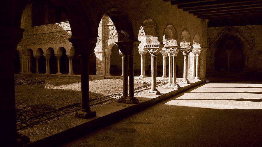 File:Saint-Lizier - Cloître (10277555436).jpg