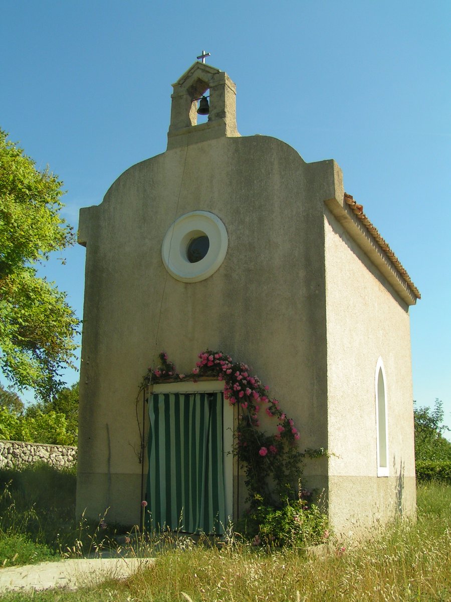 File:Kapelle von Grmov, Cres, Kroatien - panoramio.jpg