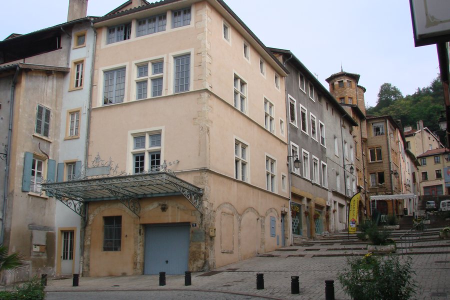 File:Rue du Port à Trévoux (Ain, France).jpg