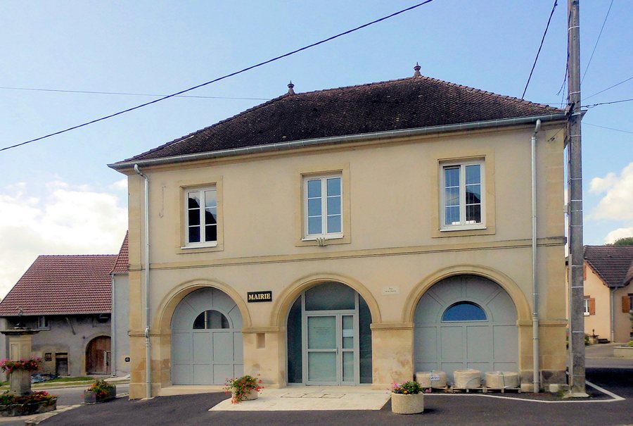 File:Anchenoncourt-et-Chazel, Mairie.jpg
