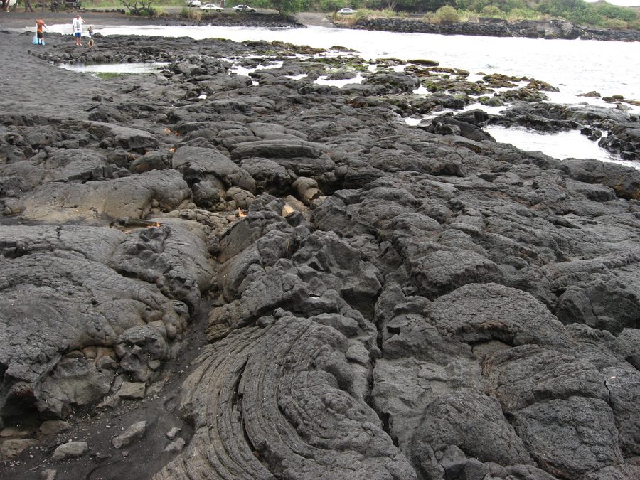 Чёрный песок на пляже Punaluʻu Beach на острове Hawaiʻi Island