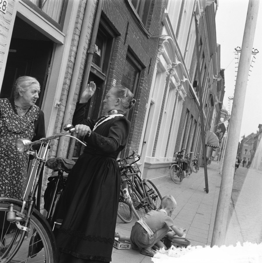 File:Operatie H2O in Kampen Buurpraatje in Kampen, Bestanddeelnr 907-9388.jpg