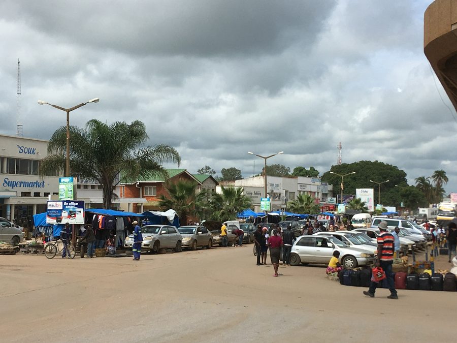 Innenstadt von Kabwe in Sambia mit dem Big Tree National Monument