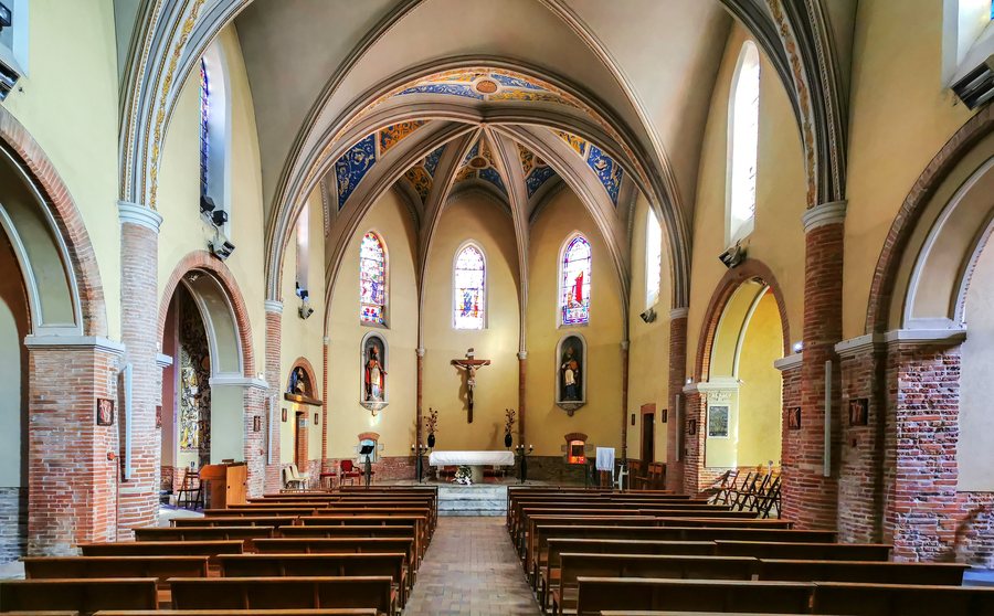 File:Bruguières Eglise interieur.jpg