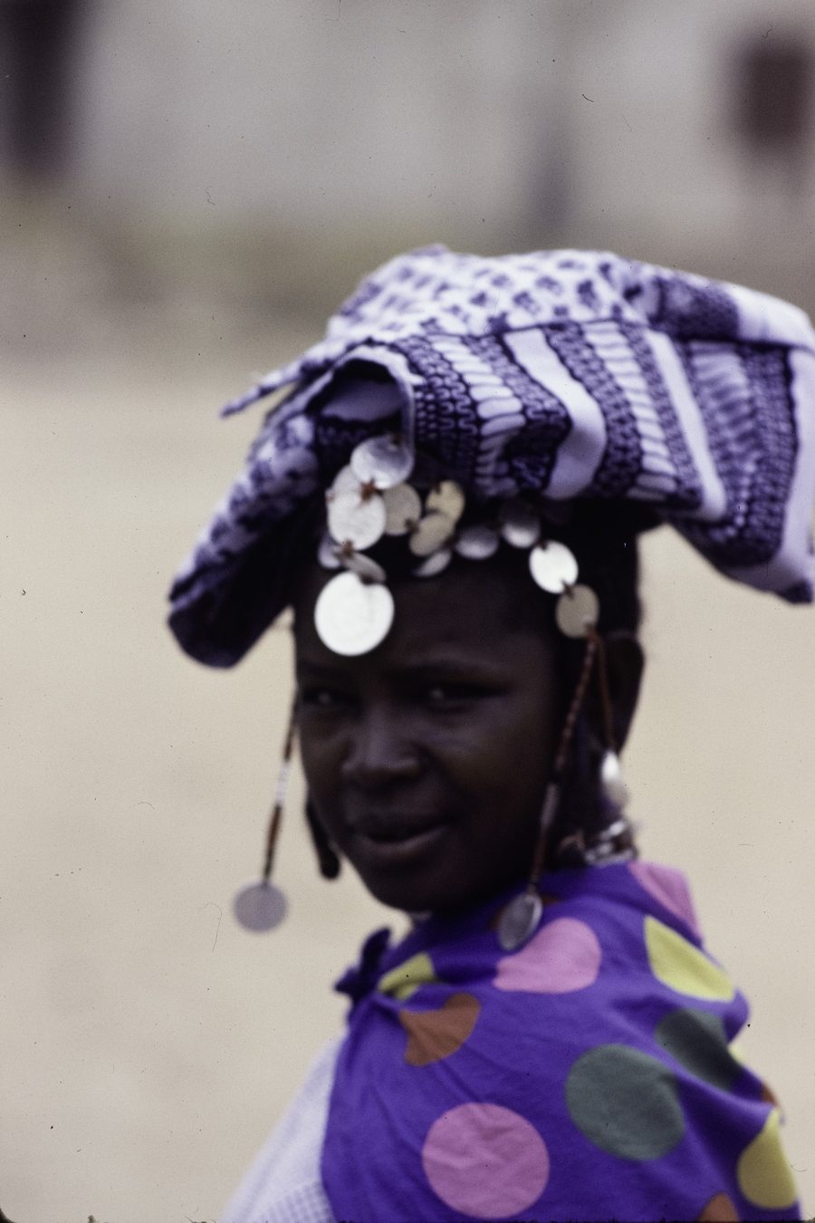 Femme peule souriante portant un châle bleu coloré à Kaya, Burkina Faso