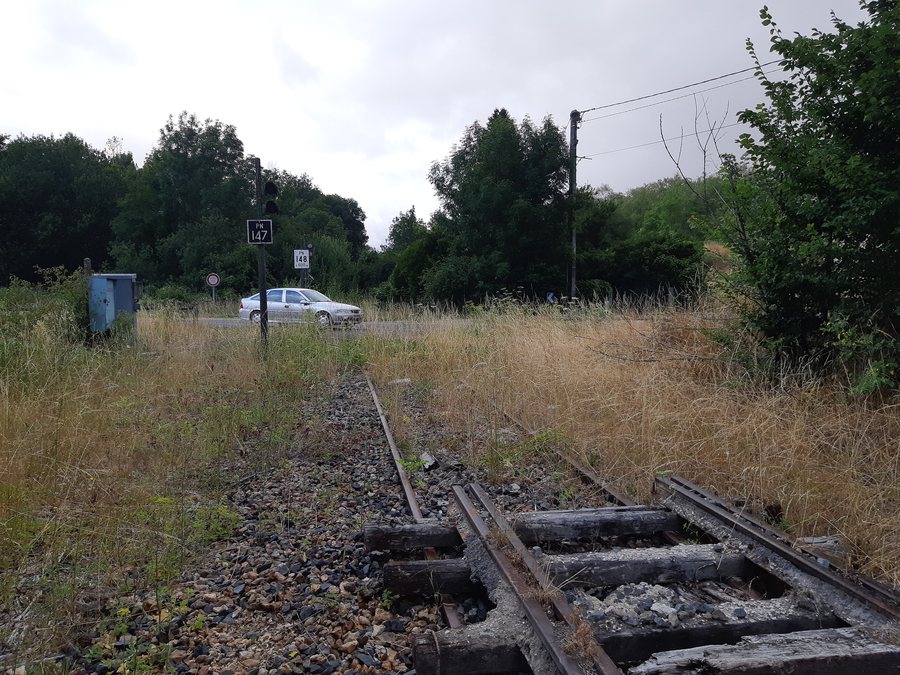 File:Bahnübergang bei Aix-en-Othe, 2020.jpg