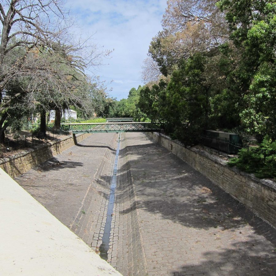 Blick auf den Rosalind Park in Bendigo mit dem Bendigo Creek und historischen Brücken
