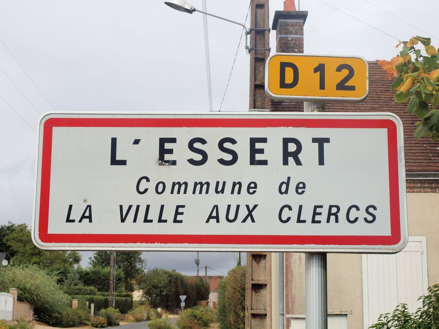 File:La Ville-aux-Clercs-FR-41-L'Essert-panneau d'agglomération-2.jpg