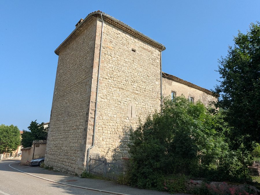File:La Beaume - Château d'Agoult, depuis la route (juin 2025).jpg