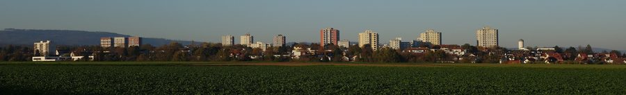 Панорамный вид на Штайнбах (Таунус) с Таунусом на горизонте