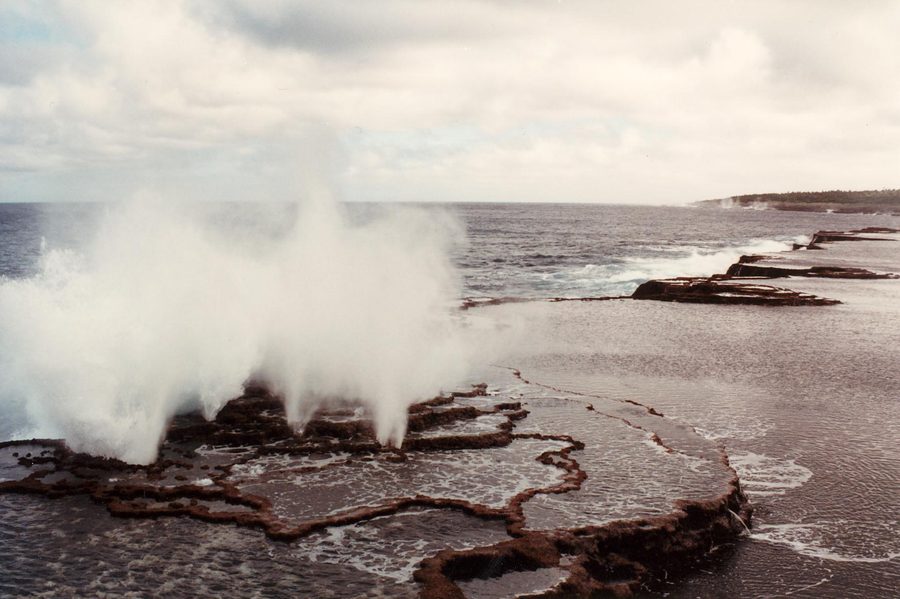 Gischt steigt an den Mapu-a-Vaea-Blowholes an der Küste von Tongatapu auf.