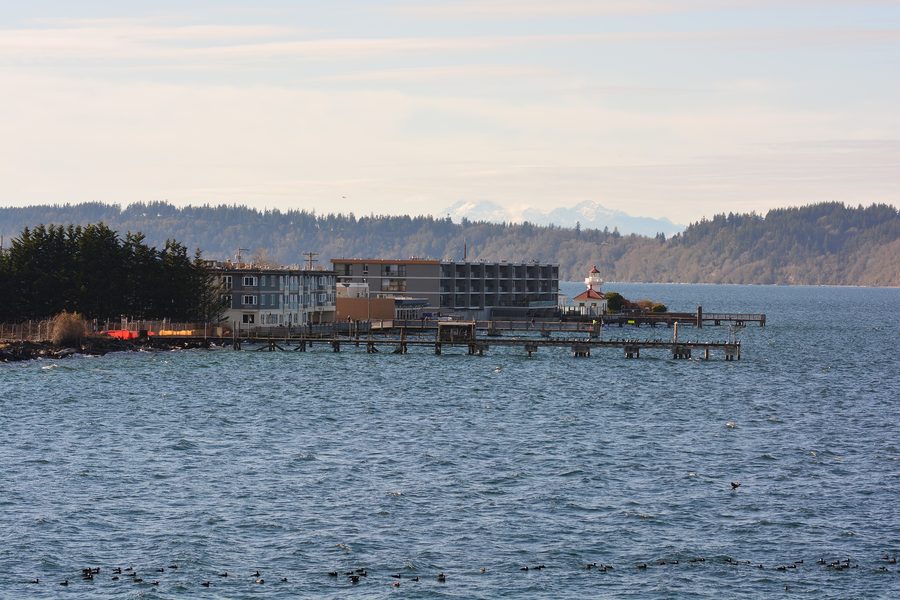 Waterfront von Mukilteo in Washington, vom Fähranleger nach Süden gesehen