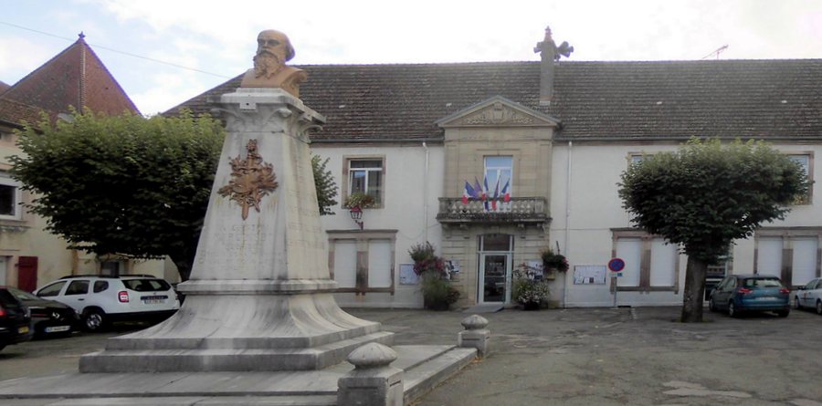File:Saint-Loup-sur-Semouse, Mairie et monument aux morts.jpg