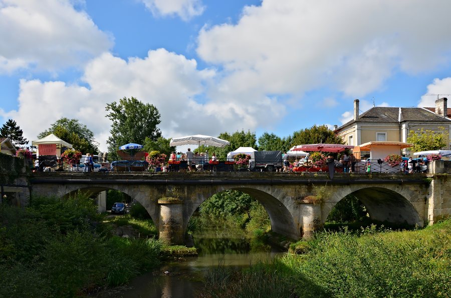 File:Chalais 16 Pont sur la Tude&marché 2013.jpg