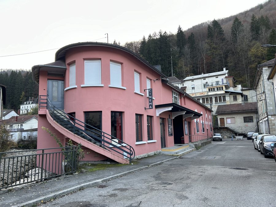 File:Hauts-de-Bienne - cinema de Morez.jpg