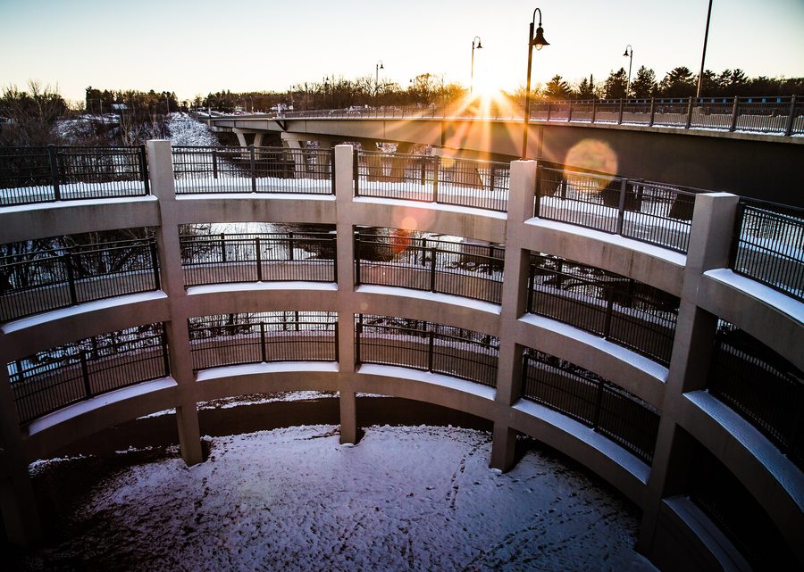 Тропа Mississippi River Trail поднимается от Lions Park к Sauk Rapids Regional Bridge в Миннесоте.