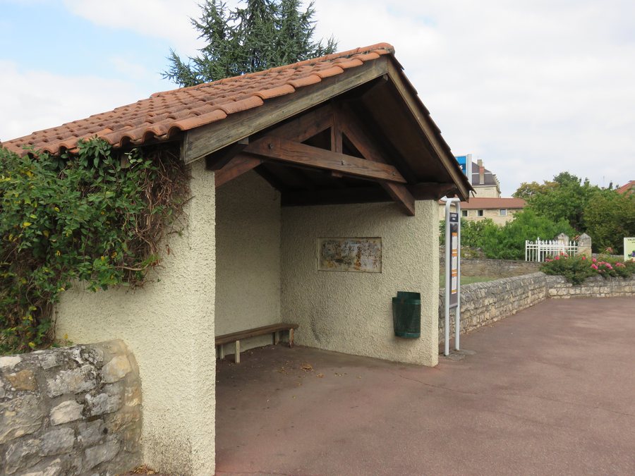 File:Lucenay - Abri de bus (sept 2018).jpg