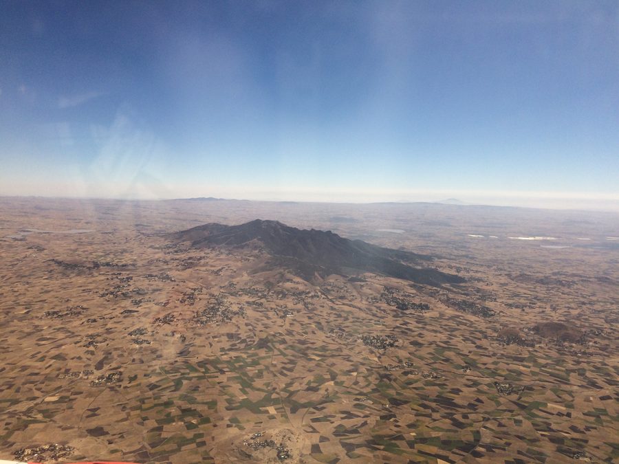 Luftaufnahme mit dem Mount Yerer; im Hintergrund sind die Seen von Bishoftu zu sehen.