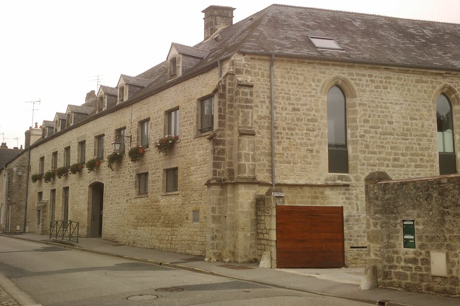 File:Valognes - Ancien Hôtel-Dieu.jpg