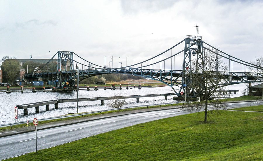 Kaiser-Wilhelm-Brücke über einem Hafenbecken in Wilhelmshaven