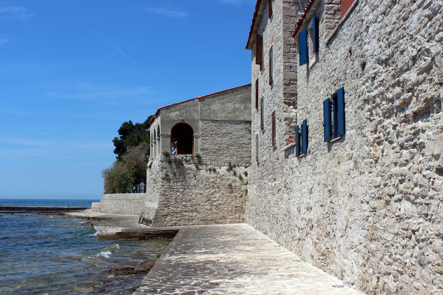 Südliche Stadtmauer von Novigrad an der kroatischen Küste mit der Loggia im Hintergrund