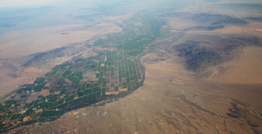 Вид с воздуха на Parker Valley с рекой Колорадо у Паркера, Аризона