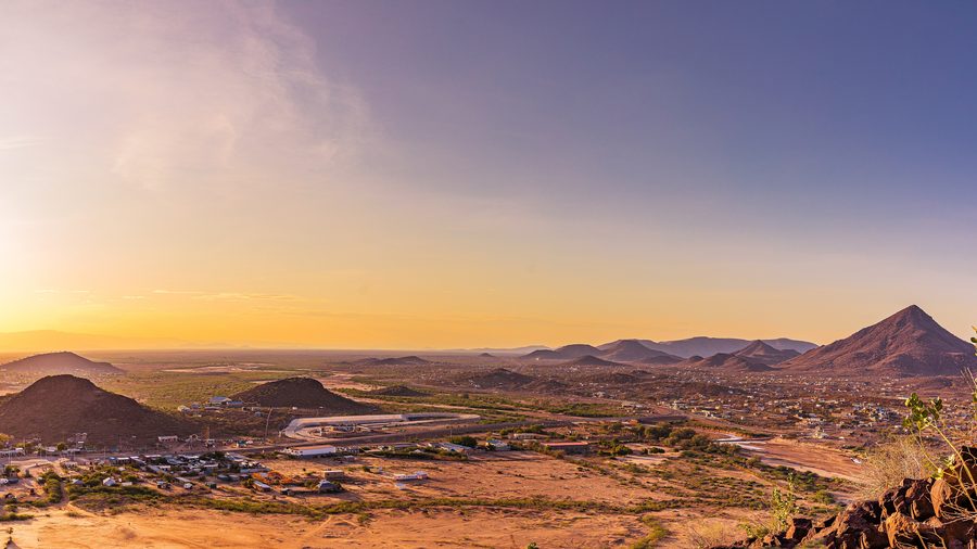 Закат над городом Лодвар с холмами Лойма на заднем плане.