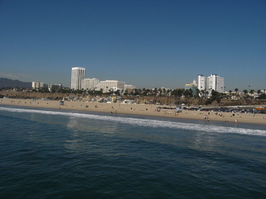 Blick vom Santa Monica Pier auf den Strand von Santa Monica und die Pazifikküste
