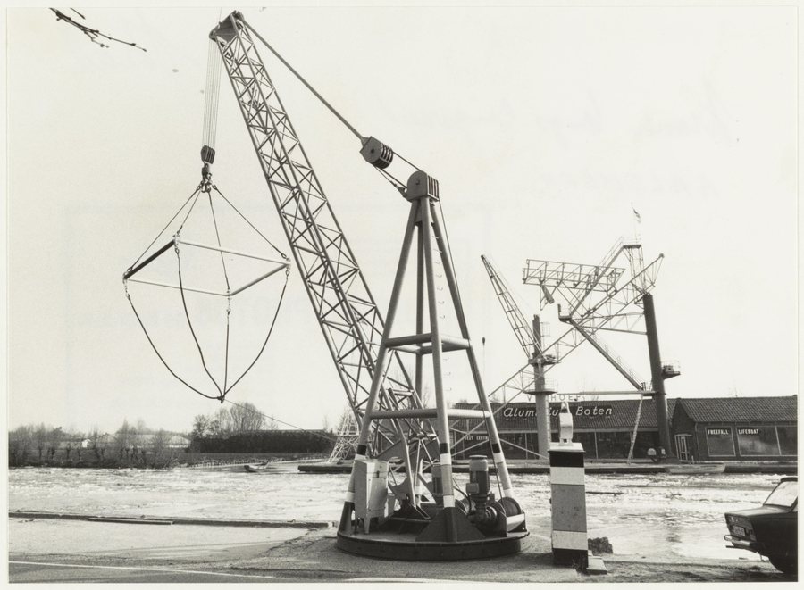 File:Scheepswerf van aluminium boten van Verhoef aan de Ringvaart te Aalsmeer, met kraan aan de Aalsmeerderdijk. Oriëntatie ziende naar het zuidoosten. NL-HlmNHA 54016664.JPG