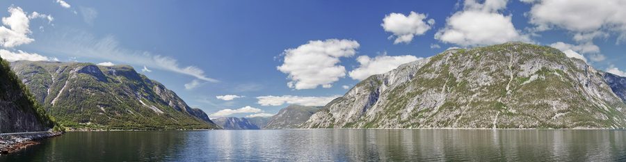 Вид на Årdalsfjord в западном направлении