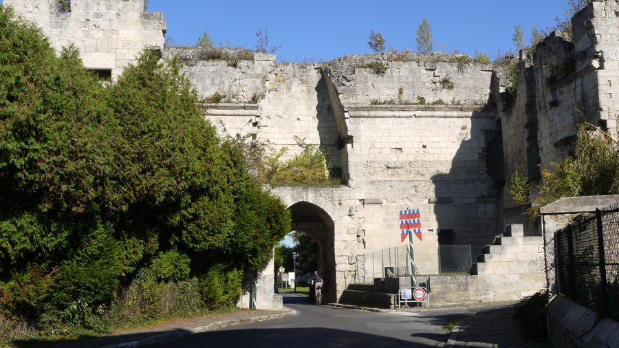 File:Porte de Laon Coucy le Chateau Auffrique P1070803.JPG