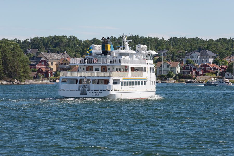 MS Sandhamn прибывает в Сандхамн в стокгольмском архипелаге