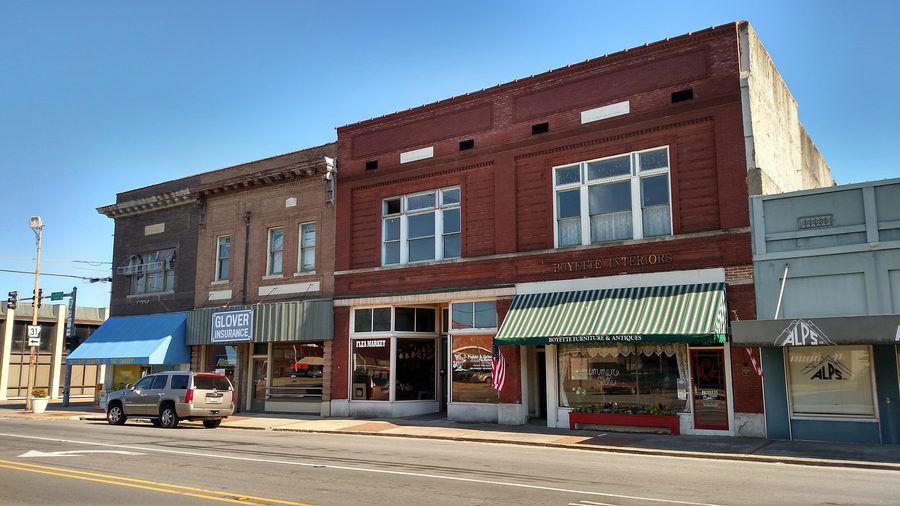 Исторические здания и улица в центре Lonoke, Arkansas
