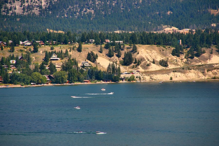 Озеро Windermere в Британской Колумбии с лодками и горным пейзажем