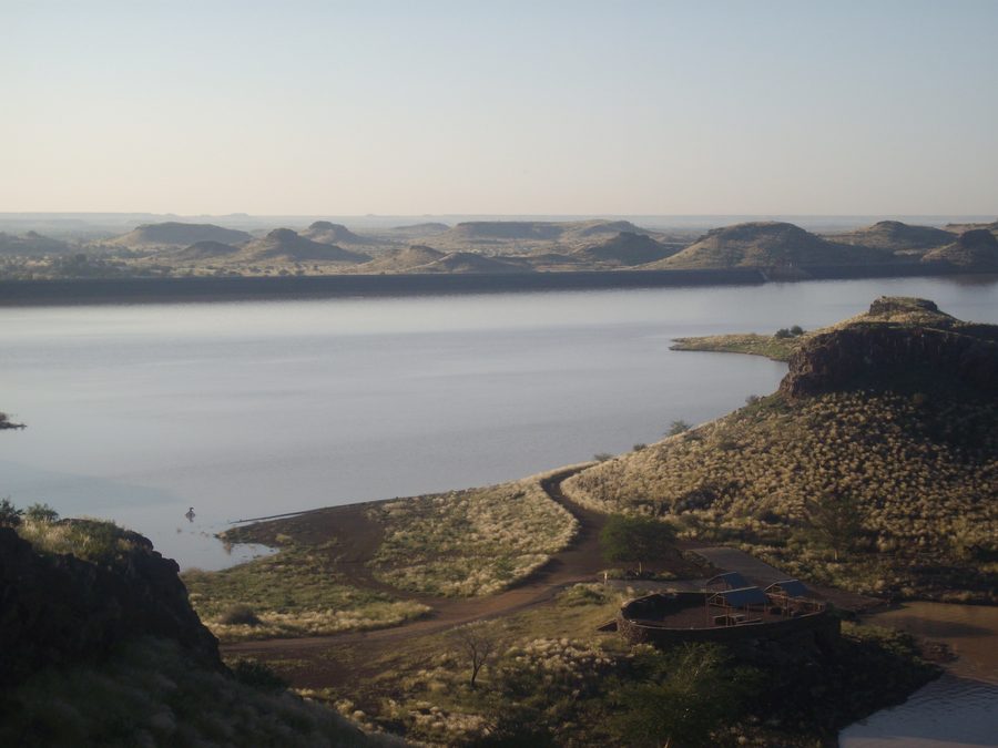 Blick auf den Hardap-Damm nahe Mariental in der trockenen Landschaft Namibias