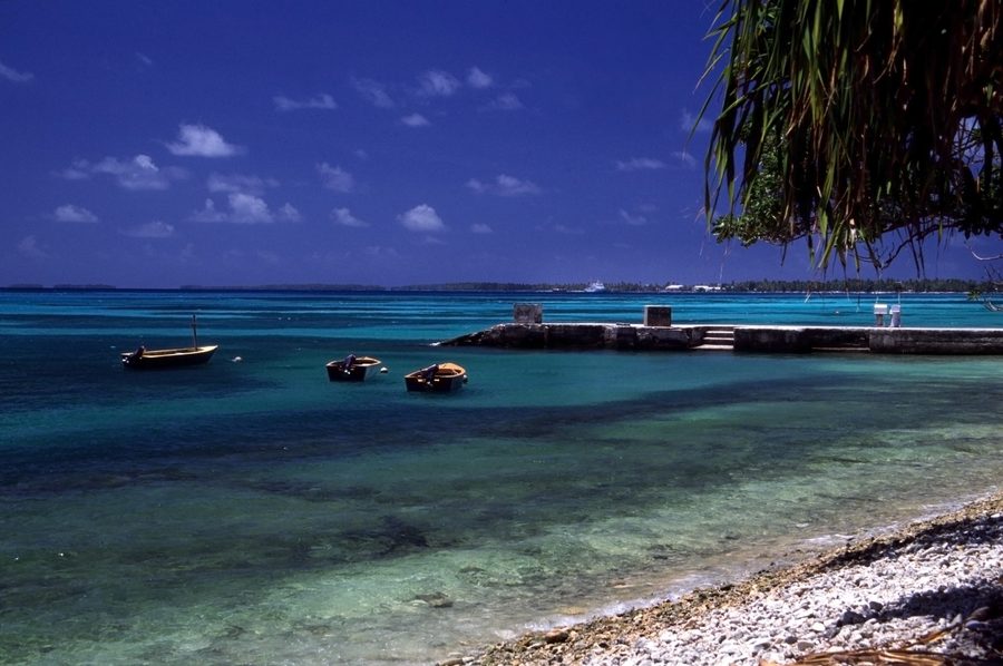 Strand auf dem Funafuti-Atoll in Tuvalu mit flachem Ufer und tropischer Vegetation.