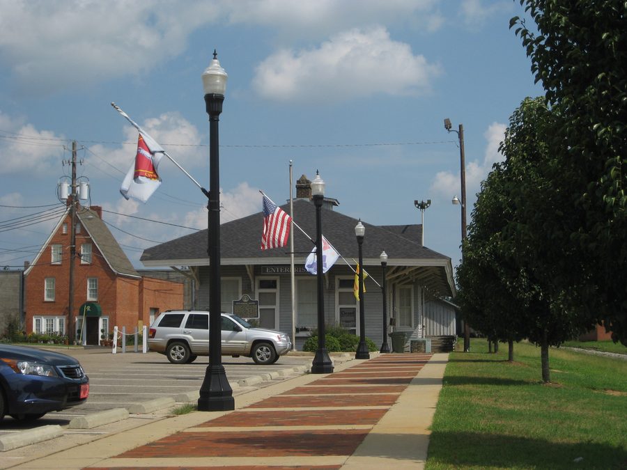 Музей Depot Museum в бывшем железнодорожном депо в Enterprise, Alabama