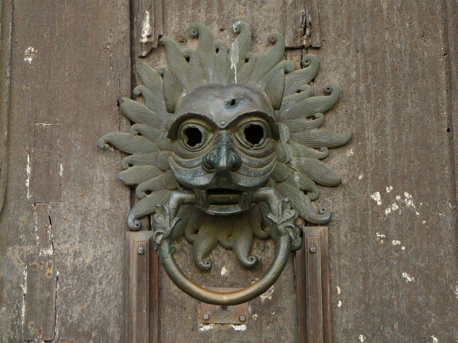 File:Door knocker, Durham - England P1200690 (13335776695).jpg