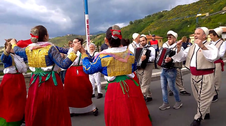 Арберешская одежда из Лунгро на культурном мероприятии