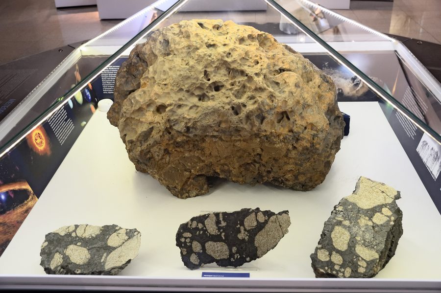 Фрагмент челябинского метеорита в Историческом музее Южного Урала