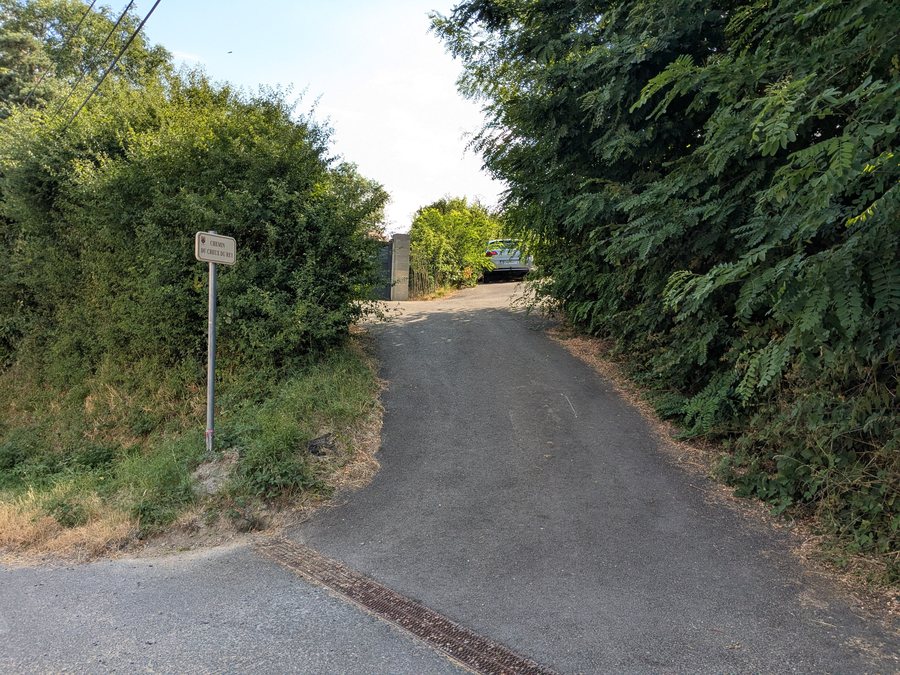 File:Dième - Chemin du Creux du Rey (juil 2025).jpg
