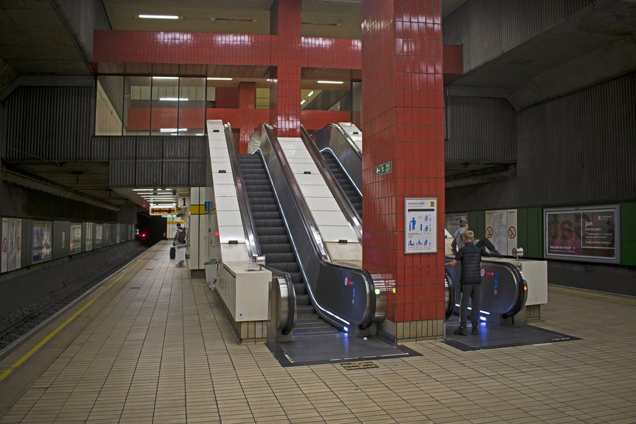 File:Gateshead Metro station.jpg